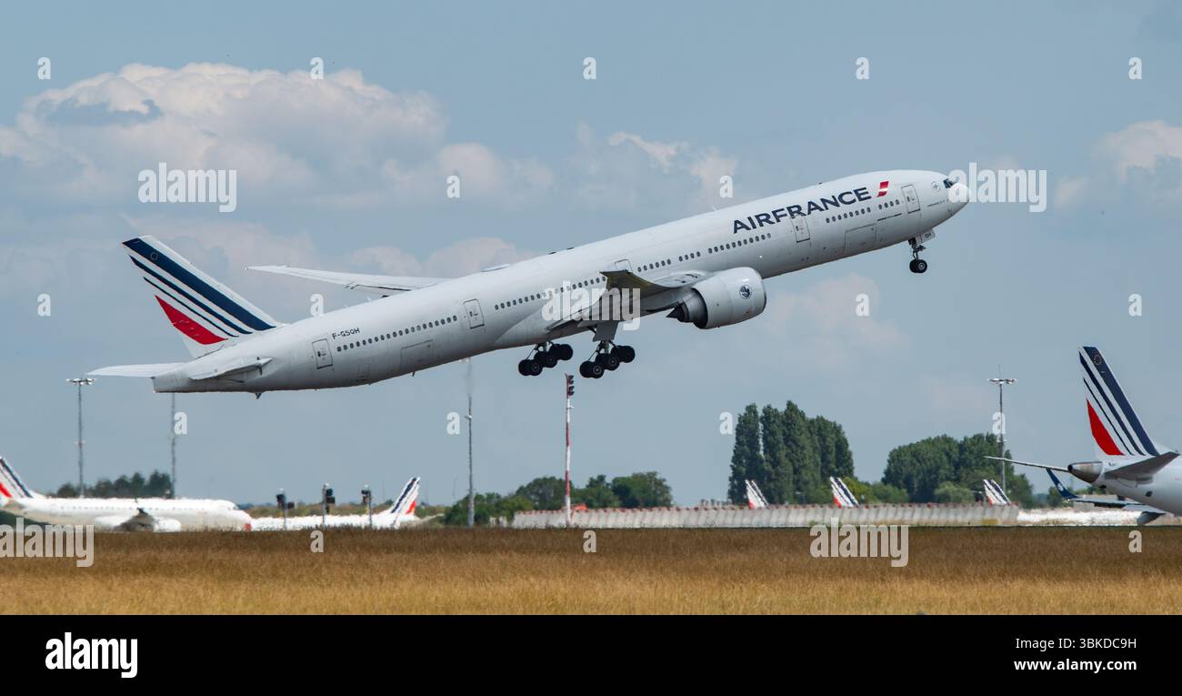 Eine Air France Boeing 777-300 startet von Paris Charles de Gaulle Stockfoto