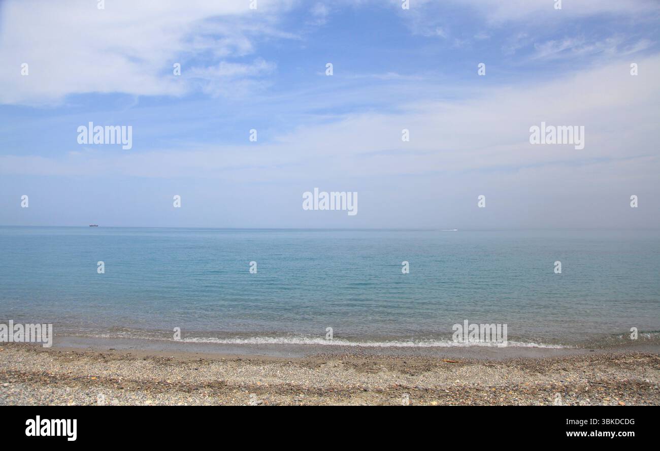 Ein ruhiger Kiesstrand in Gerani, westlich von Platanias auf Kreta, Griechenland. Das weiche türkisfarbene Wasser sorgt für einen perfekten mediterranen Urlaub. Stockfoto