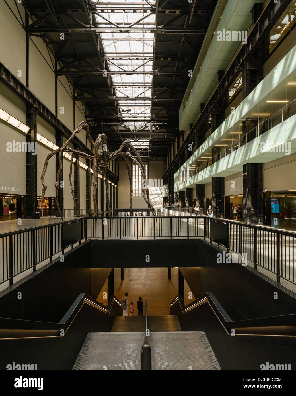 Innenraum der Tate Modern Turbine Hall mit Louise Bourgeois Maman Skulptur Stockfoto