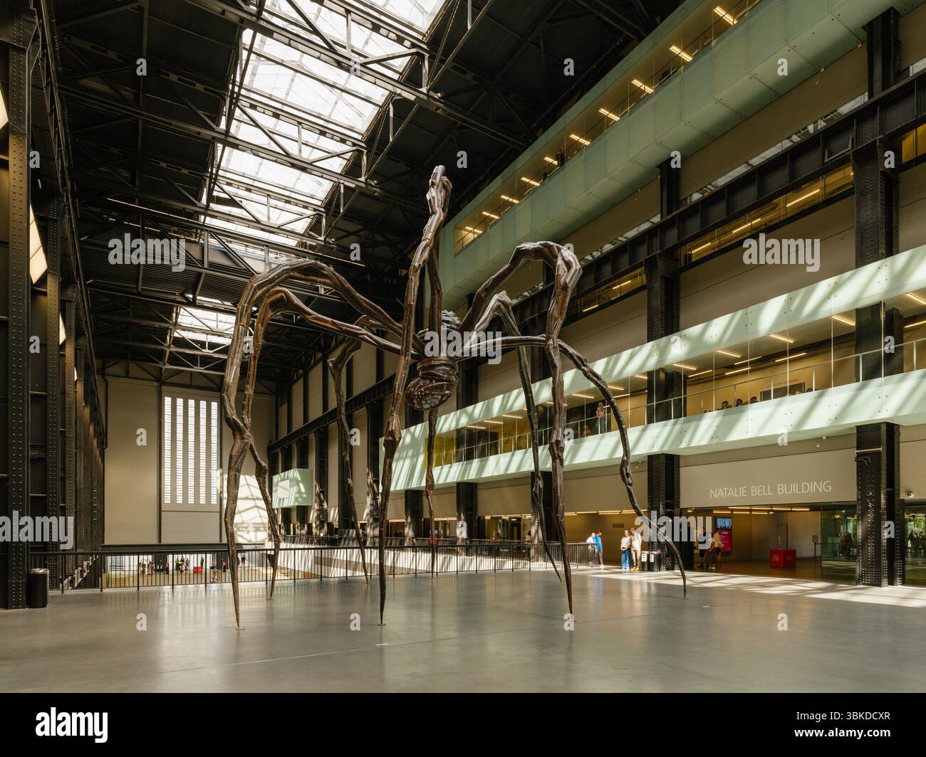 Innenraum der Tate Modern Turbine Hall mit Louise Bourgeois Maman Skulptur Stockfoto