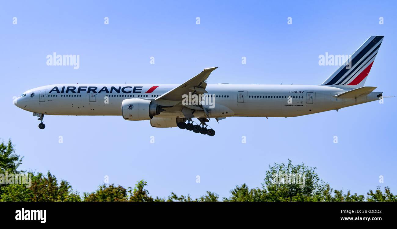Air France Boeing 777-300 im Finale bei Paris Charles de Gaulle Stockfoto