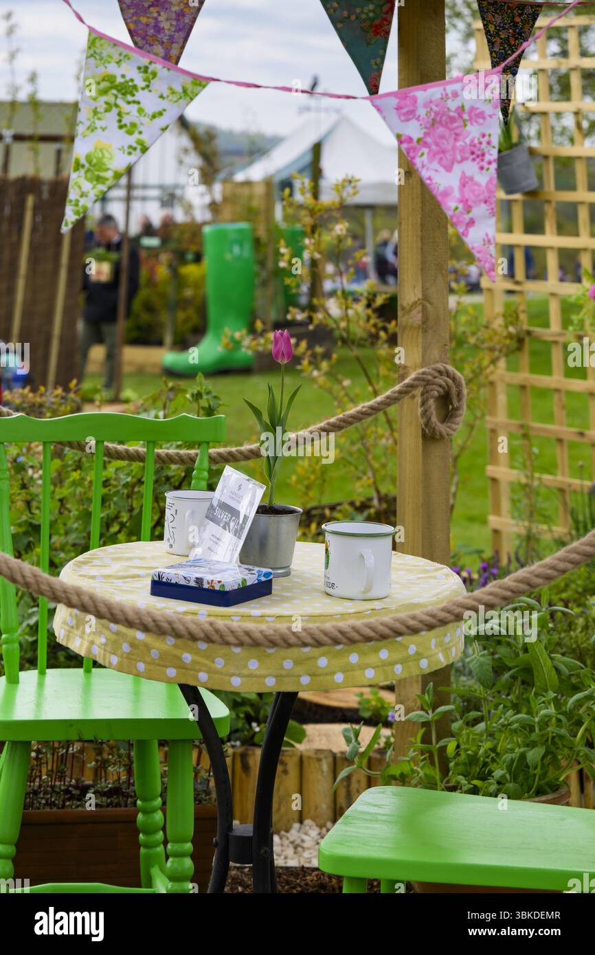 Leeds Allotment Federation Exhibit (Sitzbereich, kreisförmiges, fleckiges Tischtuch) - Harrogate Spring Flower Show 2025, Yorkshire England Großbritannien. Stockfoto