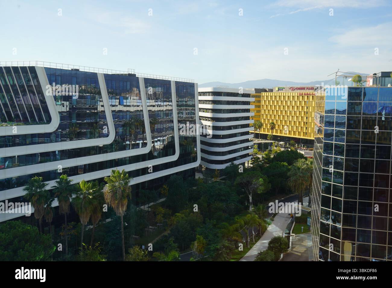 Glasfassaden des Office Park namens l'Arénas, Nizza, Frankreich Stockfoto