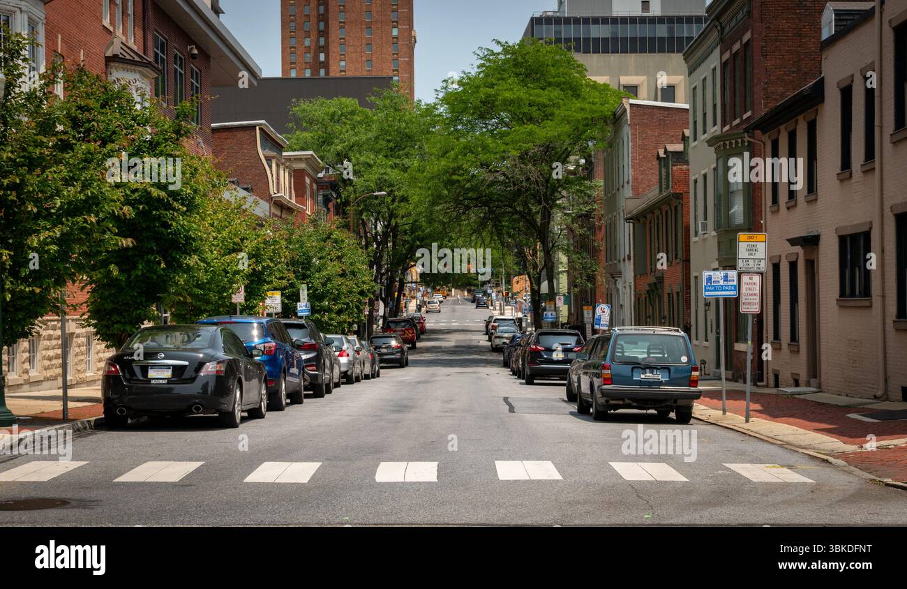 Blick nach Westen auf eine ruhige Stadtstraße in der Hauptstadt Harrisburg, Pennsylvania Stockfoto