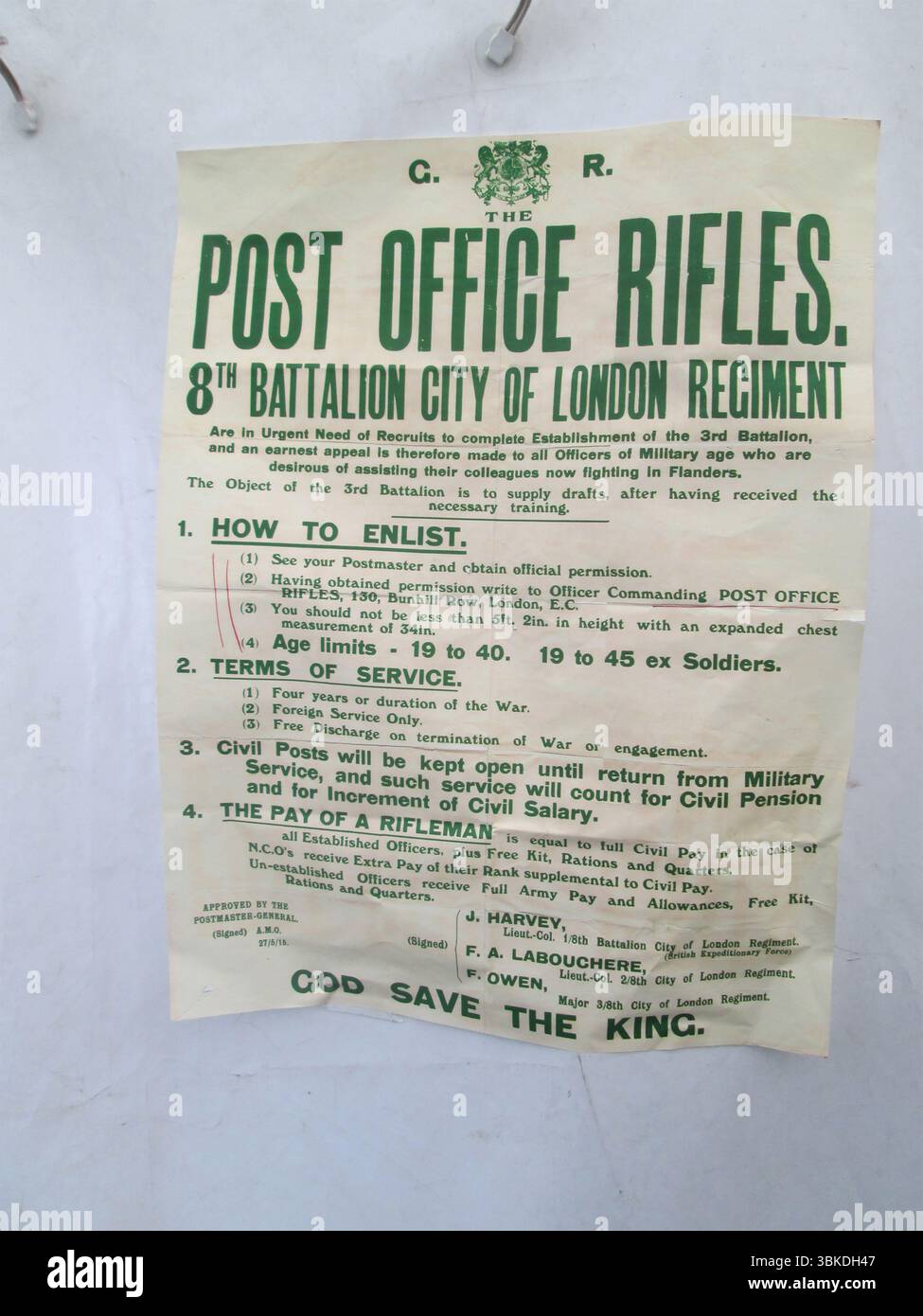 Ein Poster zur Rekrutierung des 8. Bataillons der City of London Regiment der Post Office Rifles. Das Bataillon wurde am 13. Februar 1868 gebildet, als ein Regiment von 1.000 Mann aus Postbeamten gebildet wurde. Die Freiwilligen des Postamtes gingen 1816 nach Paris, um die britischen Streitkräfte bei der Kommunikation zu unterstützen, und Sortierer dienten auch im Krimkrieg (1853–1856). Das Regiment wurde jedoch während des Ersten Weltkriegs, des Ersten Weltkriegs und des Ersten Weltkriegs bekannt. Dieser Werbespot für die Rekrutierung der Armee hebt die Rolle von Spezialregimentern oder Palls-Regimentern im Ersten Weltkrieg hervor. Etwa 12.000 Mann kämpften Stockfoto