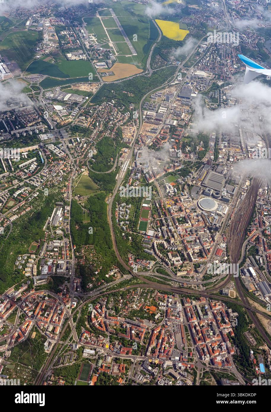 Luftpanorama des Bezirks Prag 9 unter klarem Himmel Stockfoto