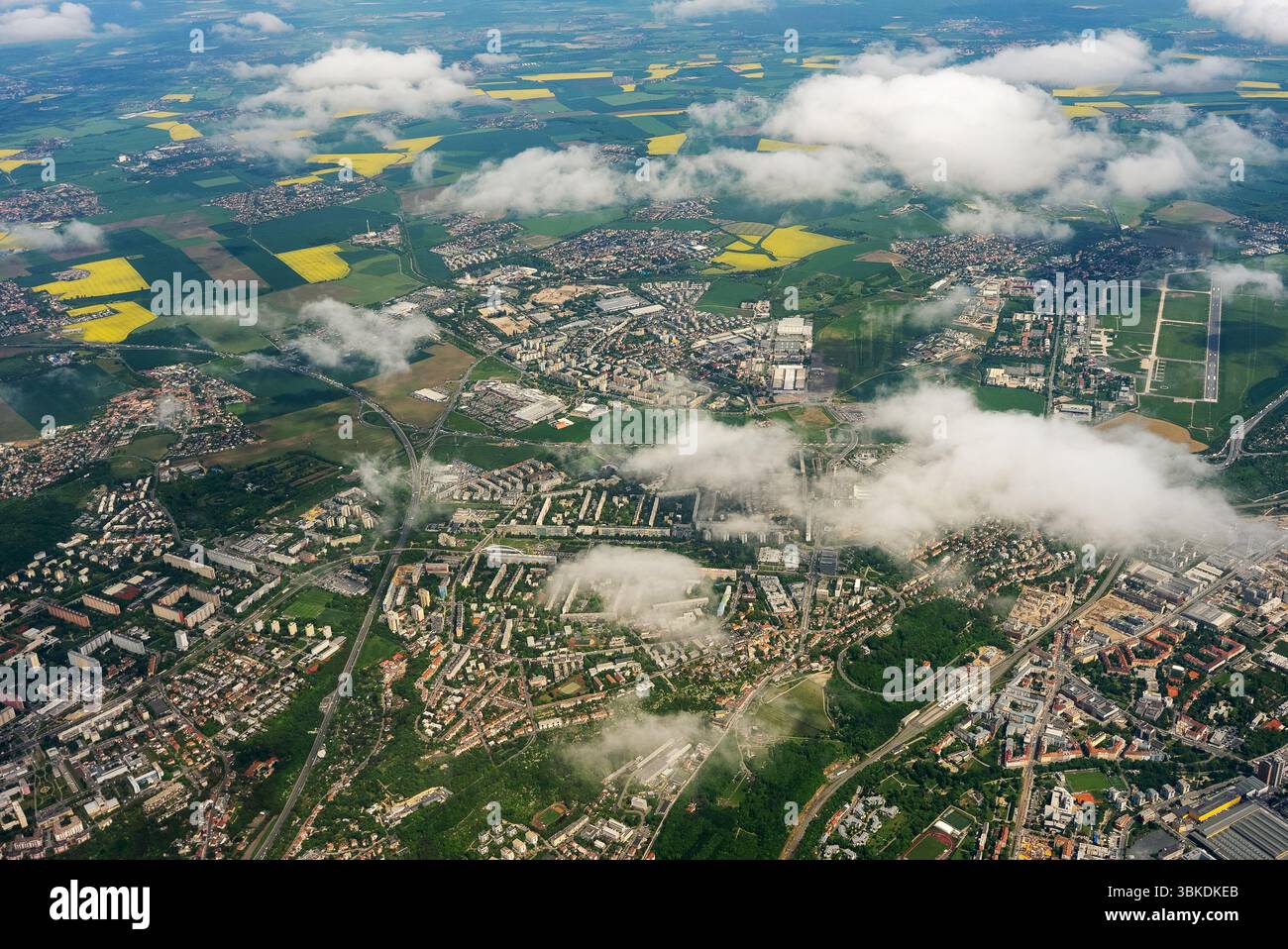 Luftpanorama des Bezirks Prag 9 unter klarem Himmel Stockfoto