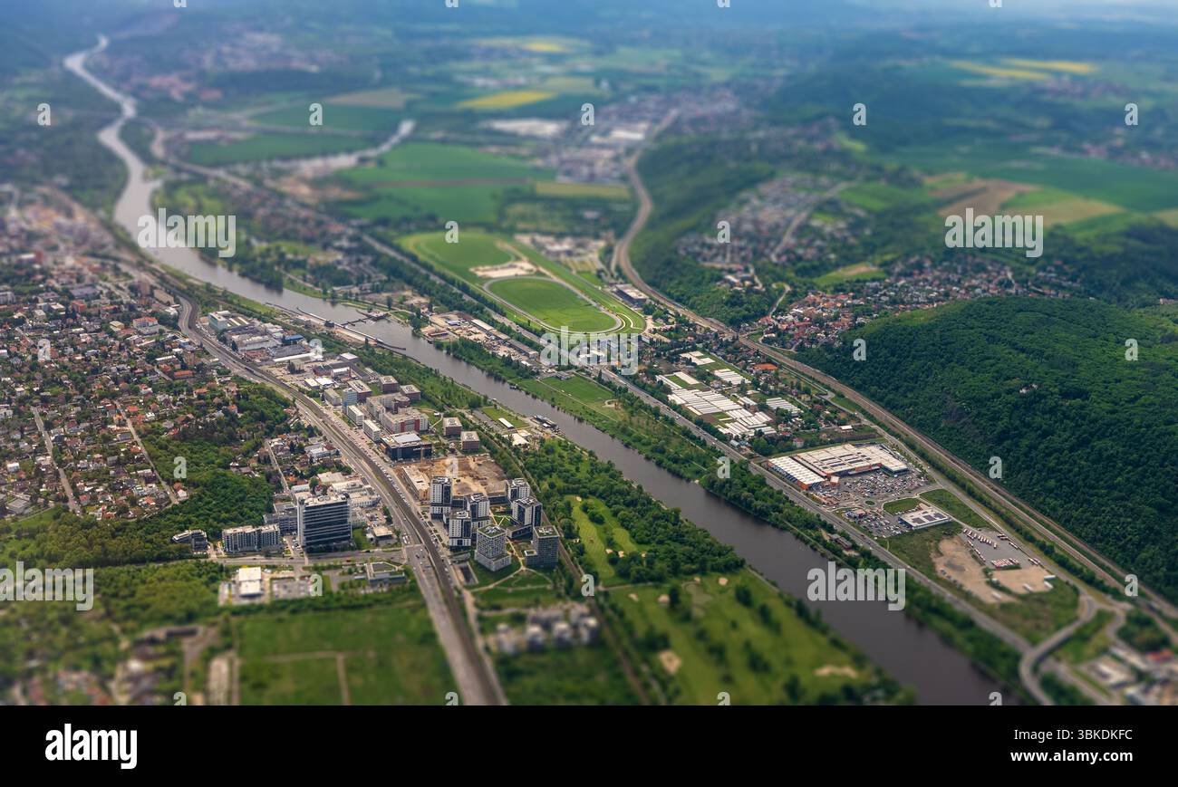 Luftpanorama des Bezirks Prag 12 unter klarem Himmel. Stockfoto