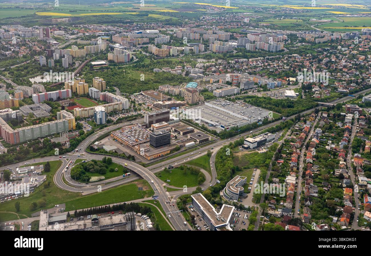 Luftpanorama des Bezirks Prag 13 unter klarem Himmel. Stockfoto