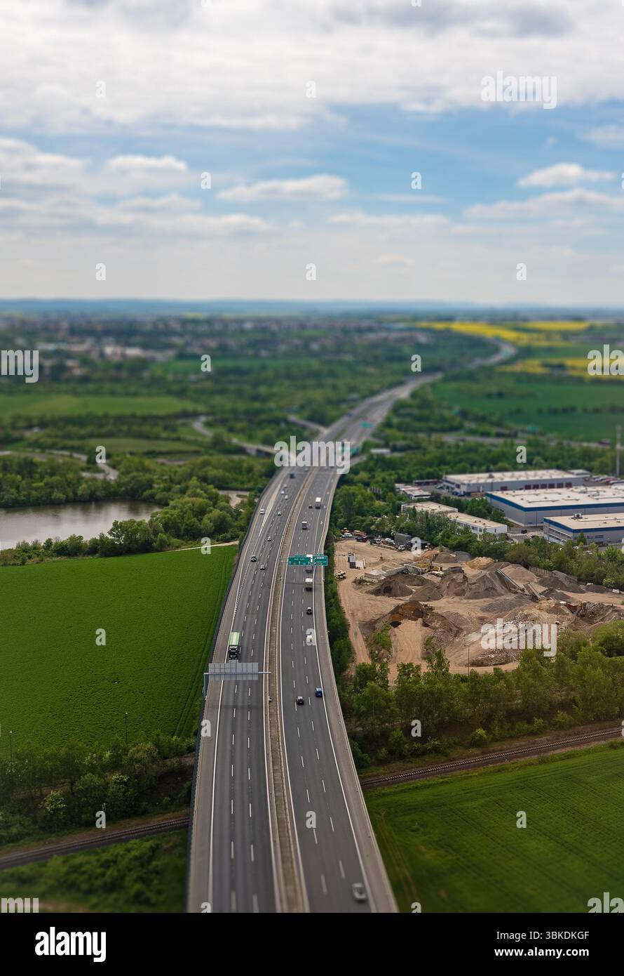 Blick aus der Vogelperspektive auf die Autobahn, die sich durch die Landschaft zieht. Stockfoto