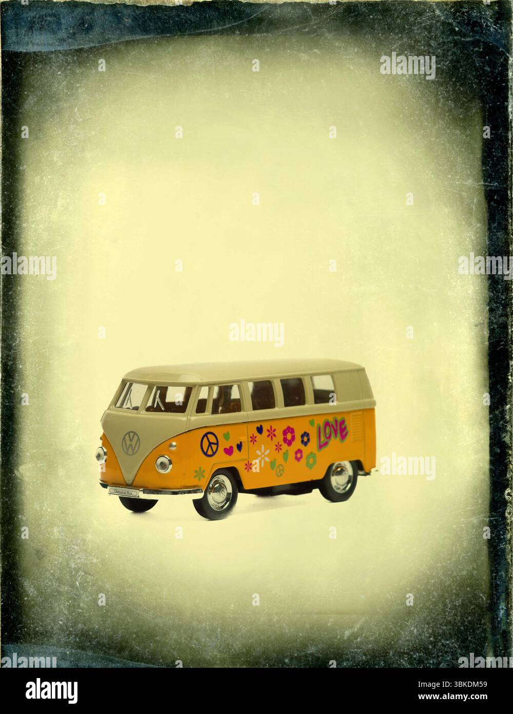 Ein klassischer Volkswagen-Transporter bietet farbenfrohe „Peace and Love“-Designs vor einem strukturierten Hintergrund, der den Retro-Look unterstreicht. Stockfoto