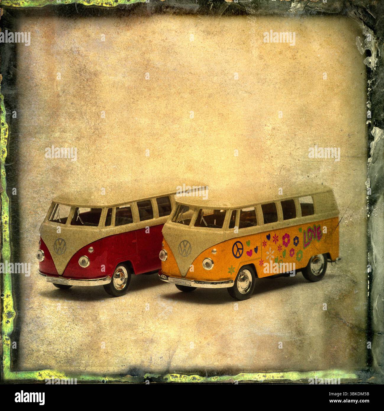 Zwei klassische Volkswagen-Busse, ein roter und ein gelber, sind mit Blumen und Symbolen versehen. Stockfoto