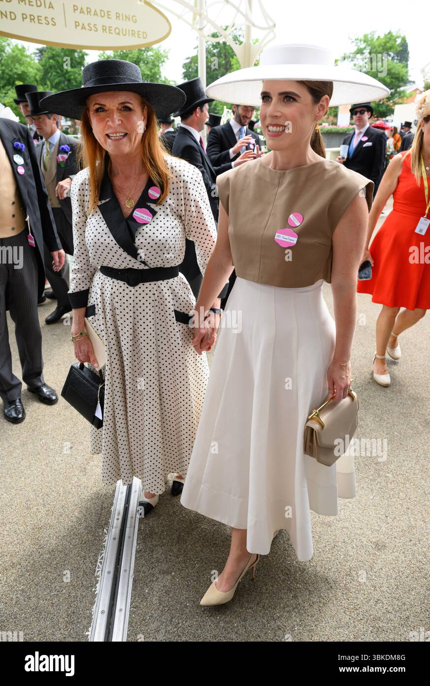 Ascot, Großbritannien. Juni 2025. Die Herzogin von York und Prinzessin Eugenie besuchten den vierten Tag der Royal Ascot 2025, Ascot Racecourse. Quelle: Doug Peters/EMPICS/Alamy Live News Stockfoto
