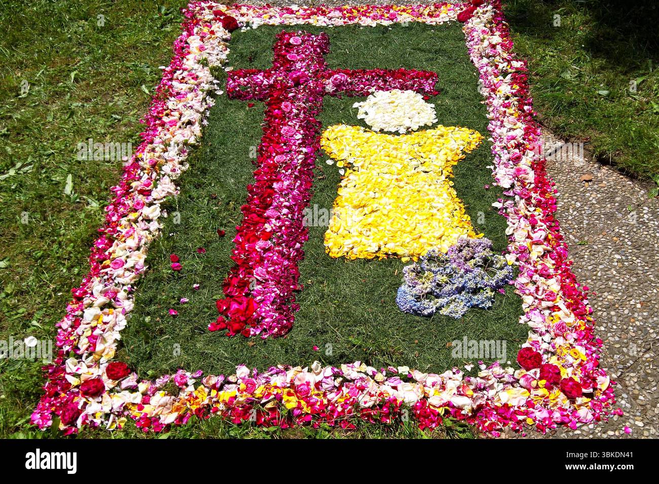 Das Fronleichnamsfest - lateinisch Sollemnitas Sanctissimi Corporis et Sanguinis Christi, fest des allerheiligsten Leibes und Blutes Christi, ist ein Hochfest im Kirchenjahr der katholischen Kirche, mit dem bleibenden Gegenwart Jesu Christi im Sakrament der Eucharistie feiert wird. Die Bezeichnung Fronleichnam leitet sich von mittelhochdeutsch vrone licham für des Herrn Leib ab, von vronö was den Herrn betrifft - der Leib. In der Liturgie heisst das fest Hochfest des Leibes und Blutes Christi. In anderen Sprachen ist die lateinische Bezeichnung des Hochfestes Corpus Christi, geläufig. Fot Stockfoto