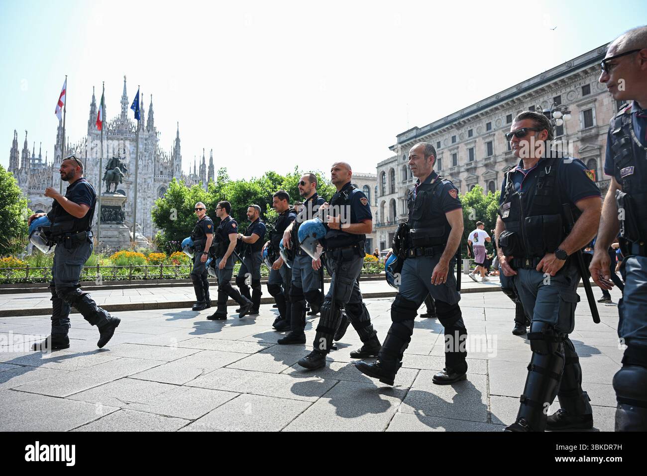 Mailand, Italien - 20. Juni 2025: Italienische Polizeibeamte gehen in Formation auf der Piazza Duomo während einer Generalstreikkkundgebung Credit: Piero Cruciatti/Alamy Live News Stockfoto