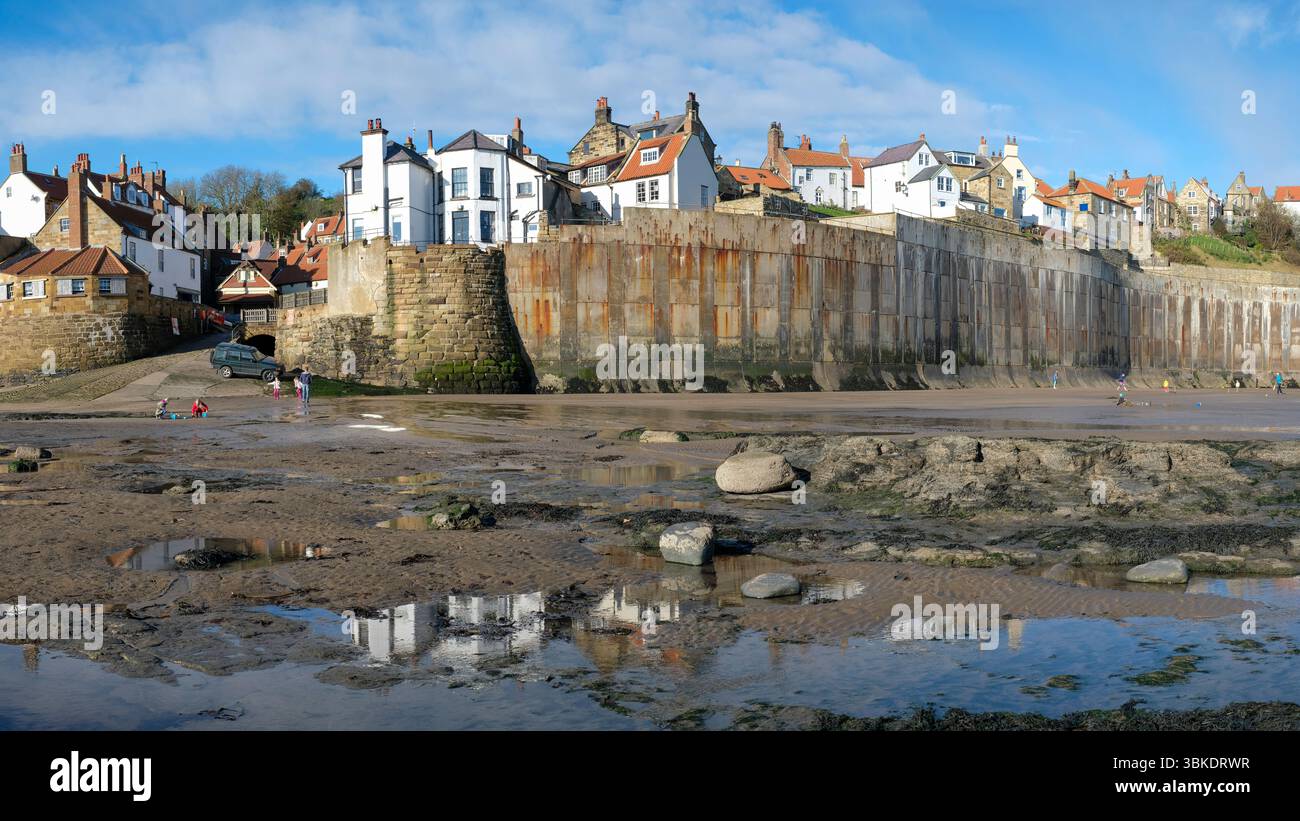 Concrete Sea Wall, Bay Hotel, Robin Hoods Bay, North Yorkshire, England, UK Stockfoto