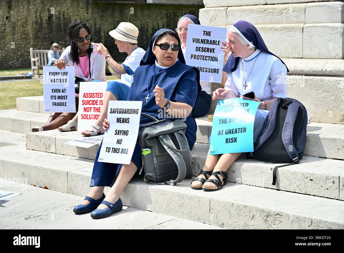 London, Großbritannien. Protestierende Nonnen. Aktivisten für und gegen das Gesetz zur Sterbehilfe versammelten sich auf dem Parliament Square, als das Gesetz mit 314 gegen 291 Stimmen umgesetzt wurde. Stockfoto