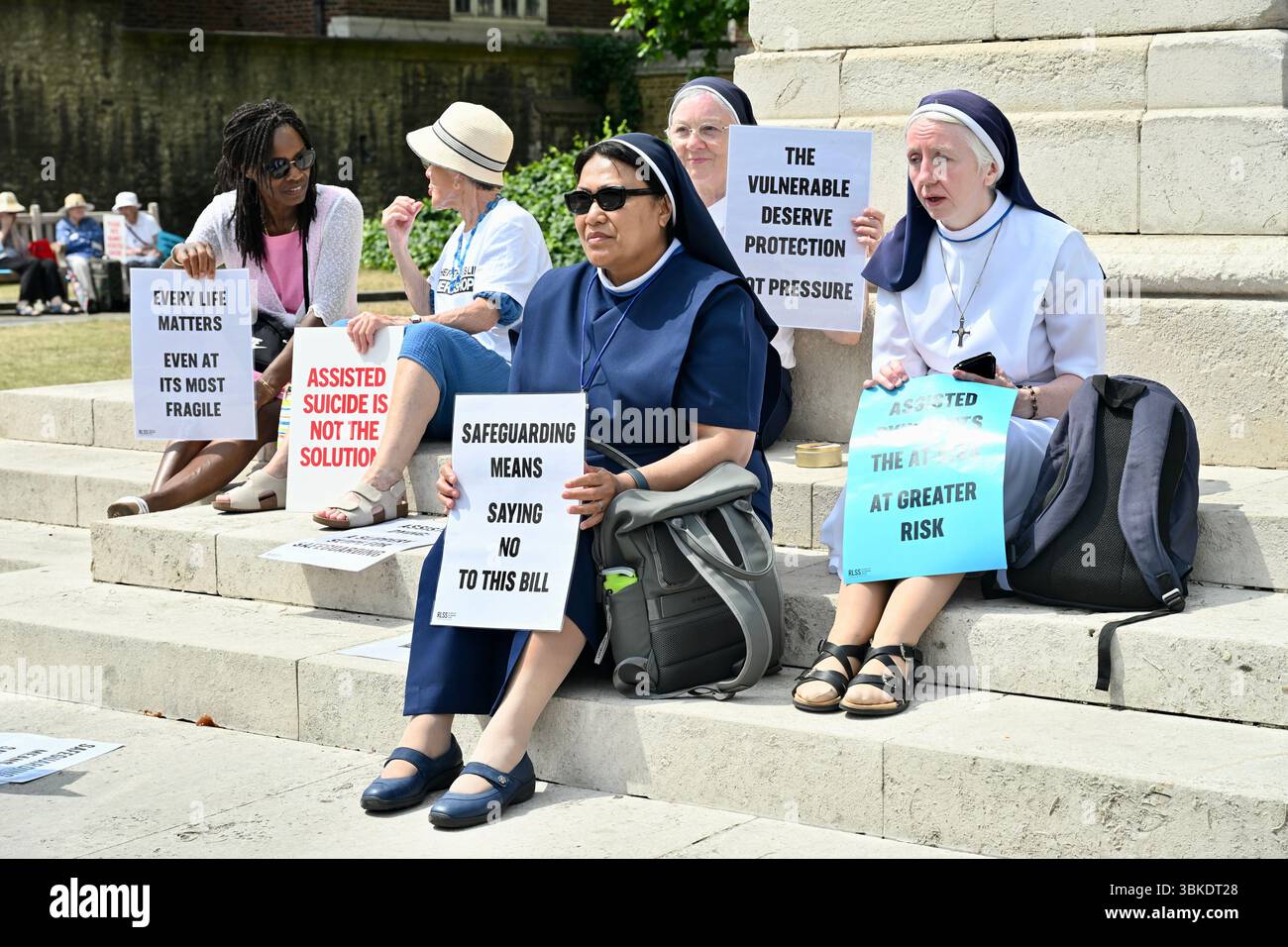 London, Großbritannien. Protestierende Nonnen. Aktivisten für und gegen das Gesetz zur Sterbehilfe versammelten sich auf dem Parliament Square, als das Gesetz mit 314 gegen 291 Stimmen umgesetzt wurde. Stockfoto