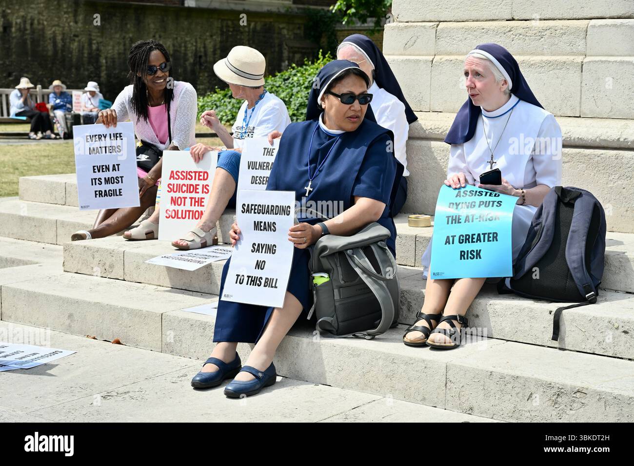 London, Großbritannien. Protestierende Nonnen. Aktivisten für und gegen das Gesetz zur Sterbehilfe versammelten sich auf dem Parliament Square, als das Gesetz mit 314 gegen 291 Stimmen umgesetzt wurde. Stockfoto
