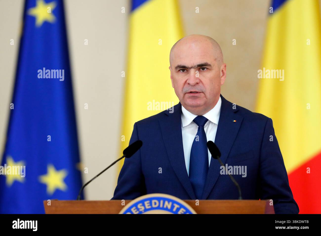 Bukarest, Rumänien. Juni 2025. Ilie Bolojan spricht nach seiner Ernennung zum rumänischen Premierminister im Cotroceni-Palast in Bukarest, Rumänien, am 20. Juni 2025. Der rumänische Präsident Nicusor Dan ernannte am Freitag den Senatspräsidenten Ilie Bolojan nach wochenlangen Koalitionsverhandlungen zwischen großen politischen Parteien zum neuen Premierminister des Landes. Quelle: Cristian Cristel/Xinhua/Alamy Live News Stockfoto