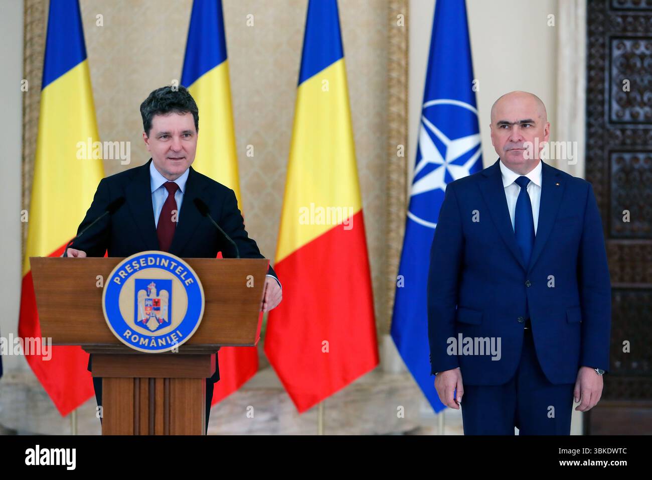 Bukarest, Rumänien. Juni 2025. Der rumänische Präsident Nicusor Dan (L) gibt die Ernennung von Ilie Bolojan zum rumänischen Premierminister im Cotroceni-Palast in Bukarest (Rumänien) am 20. Juni 2025 bekannt. Der rumänische Präsident Nicusor Dan ernannte am Freitag den Senatspräsidenten Ilie Bolojan nach wochenlangen Koalitionsverhandlungen zwischen großen politischen Parteien zum neuen Premierminister des Landes. Quelle: Cristian Cristel/Xinhua/Alamy Live News Stockfoto