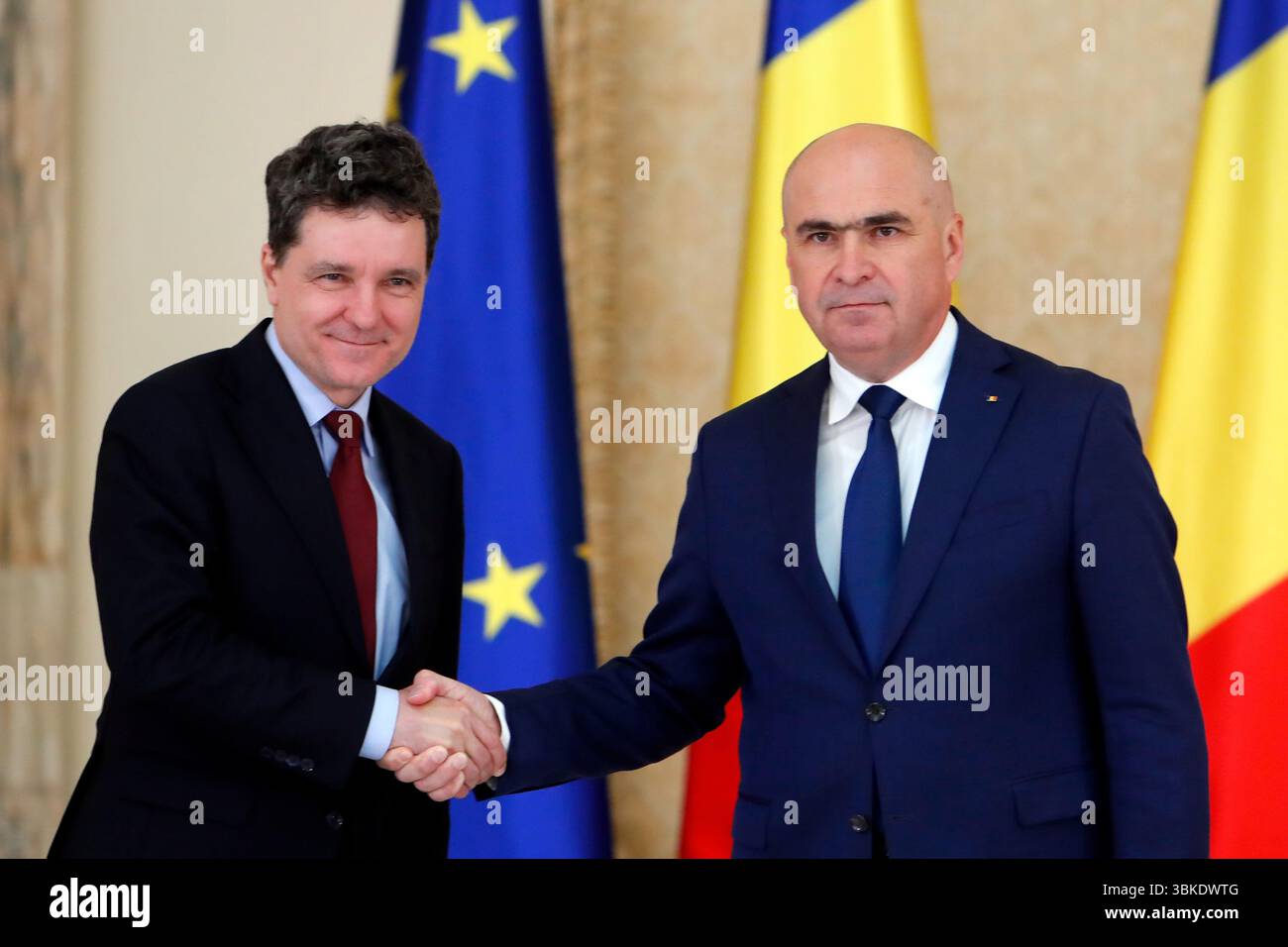 Bukarest, Rumänien. Juni 2025. Der rumänische Präsident Nicusor Dan (L) schüttelt die Hand mit Ilie Bolojan, der zum rumänischen Premierminister nominiert wurde, im Cotroceni-Palast in Bukarest, Rumänien, am 20. Juni 2025. Der rumänische Präsident Nicusor Dan ernannte am Freitag den Senatspräsidenten Ilie Bolojan nach wochenlangen Koalitionsverhandlungen zwischen großen politischen Parteien zum neuen Premierminister des Landes. Quelle: Cristian Cristel/Xinhua/Alamy Live News Stockfoto