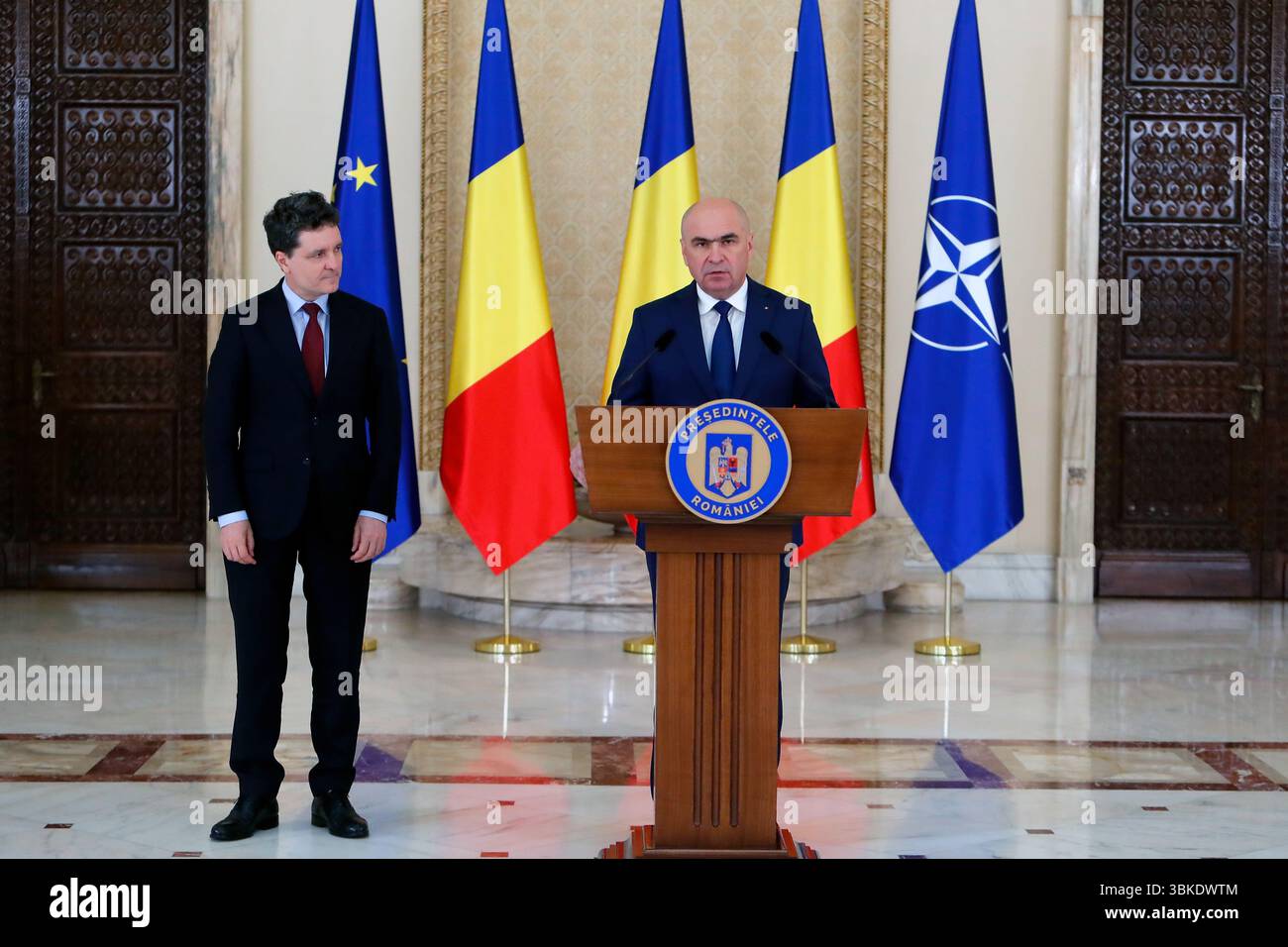Bukarest, Rumänien. Juni 2025. Ilie Bolojan (R) spricht nach seiner Ernennung zum rumänischen Premierminister im Cotroceni-Palast in Bukarest, Rumänien, am 20. Juni 2025. Der rumänische Präsident Nicusor Dan ernannte am Freitag den Senatspräsidenten Ilie Bolojan nach wochenlangen Koalitionsverhandlungen zwischen großen politischen Parteien zum neuen Premierminister des Landes. Quelle: Cristian Cristel/Xinhua/Alamy Live News Stockfoto