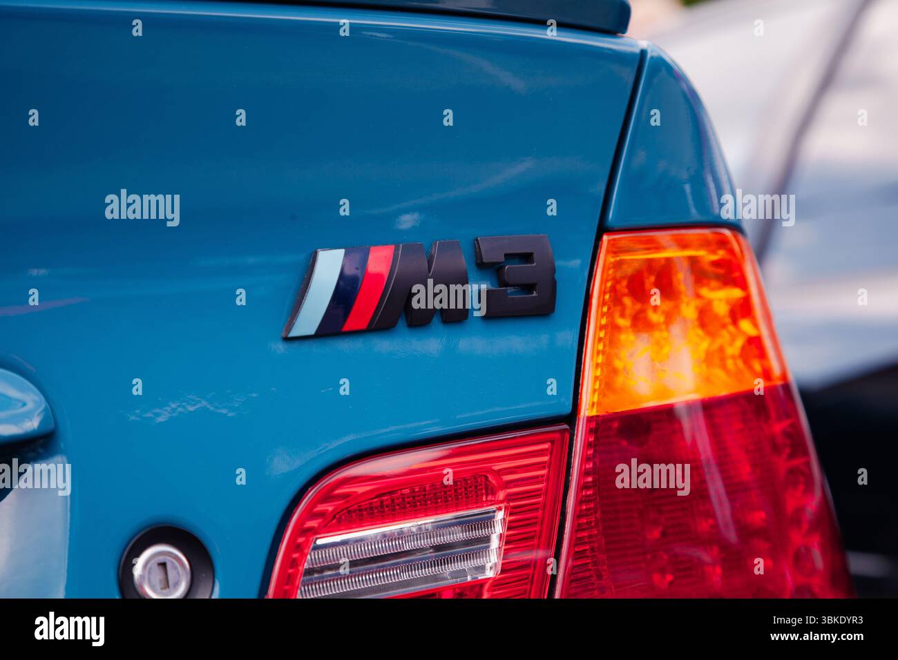 Vilnius, Litauen - 31 05.05.2025 - Schwarzes BMW M3 Emblem auf dem Kofferraumdeckel einer leuchtend blauen Sportlimousine Stockfoto
