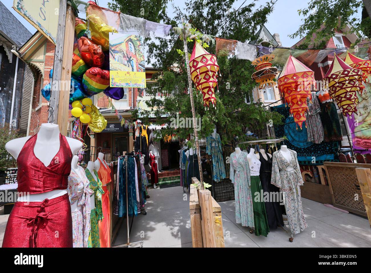 Vintage-Bekleidungsgeschäft, Outdoor-Bekleidungsverkäufer im Vorhof eines alten Hauses, Kensington Market, Toronto Stockfoto