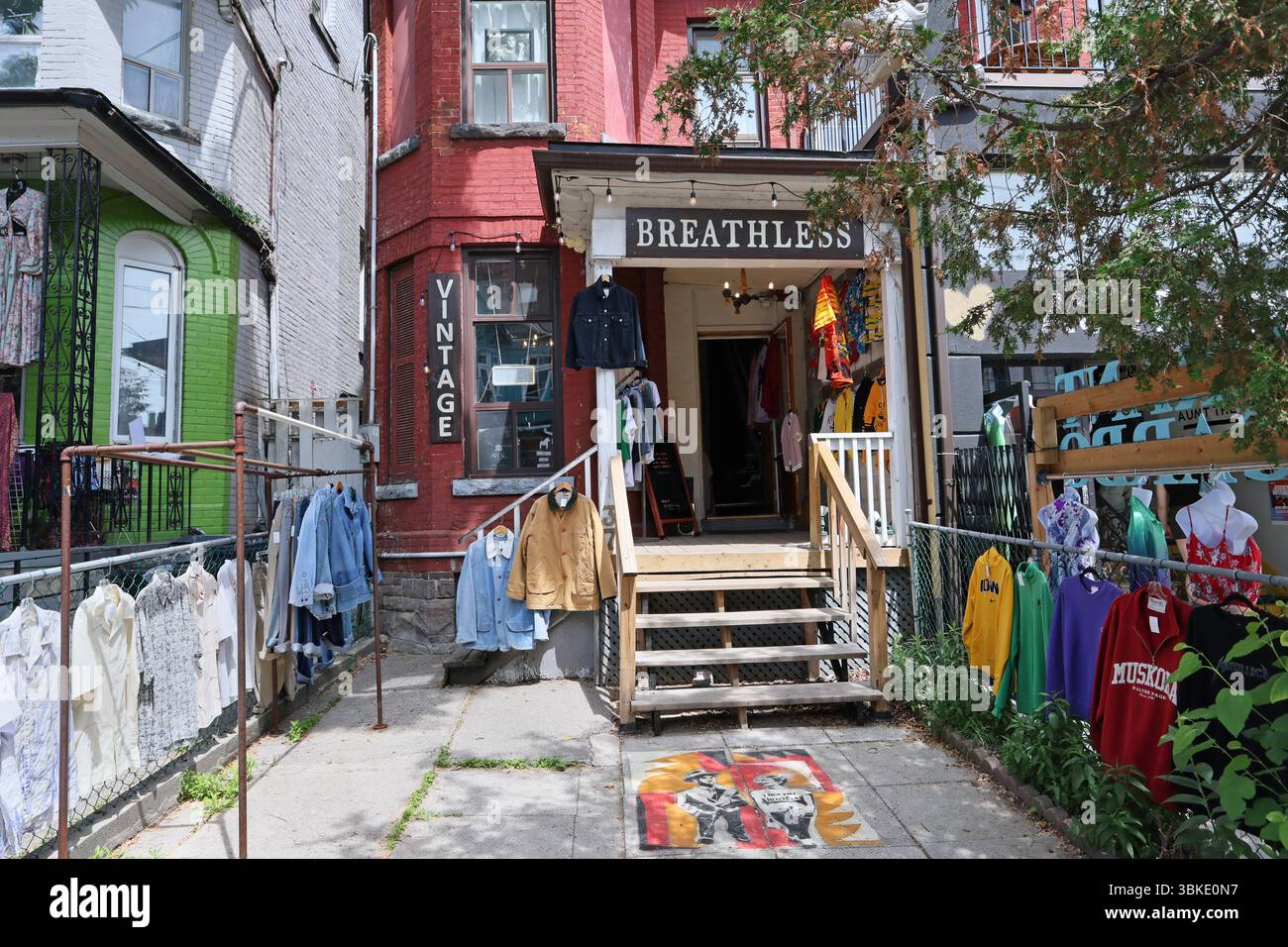 Vintage-Bekleidungsgeschäft, Outdoor-Bekleidungsverkäufer im Vorhof eines alten Hauses, Kensington Market, Toronto Stockfoto