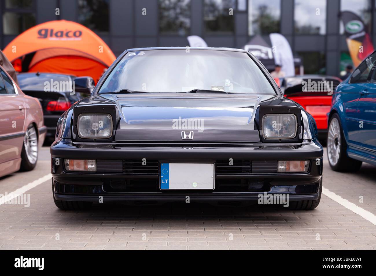 Vilnius, Litauen - 31-05-2025 - Klassisches Honda-Präludium mit hochklappbaren Scheinwerfern, die von vorne auf einem Parkplatz während eines Autotreffens erfasst werden Stockfoto