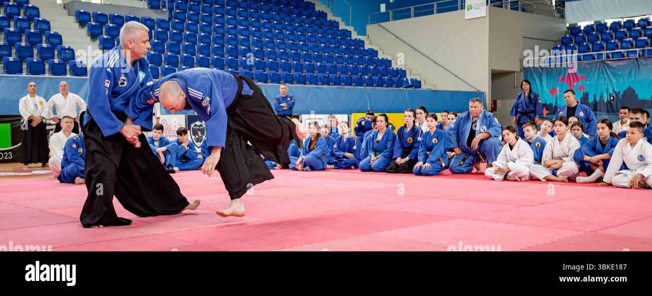 Zrenjanin, Vojvodina, Serbien - 27. April 2025: Seminar des echten Aikido-Clubs der Kampfkunst 'Real Aikido Zrenjanin 1995', Lehrer, Meister, Sensei-Show, Stockfoto
