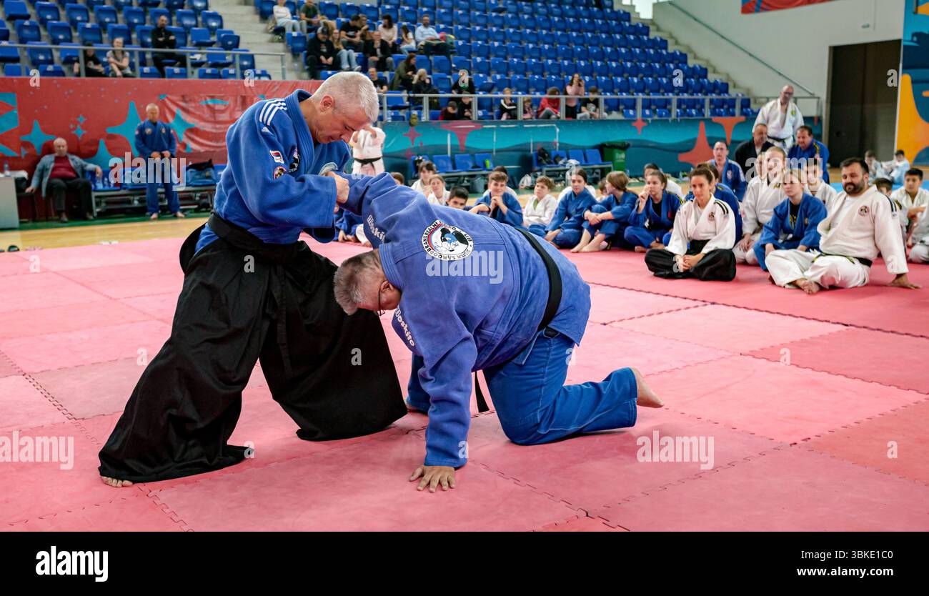 Zrenjanin, Vojvodina, Serbien - 27. April 2025: Seminar des echten Aikido-Clubs der Kampfkunst 'Real Aikido Zrenjanin 1995', Lehrer, Meister, Sensei-Show, Stockfoto
