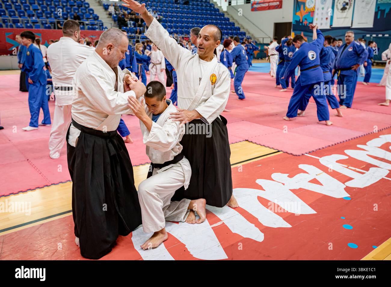 Zrenjanin, Vojvodina, Serbien - 27. April 2025: Seminar des echten Aikido-Clubs der Kampfkunst 'Real Aikido Zrenjanin 1995', Lehrer, Meister, Sensei-Show, Stockfoto