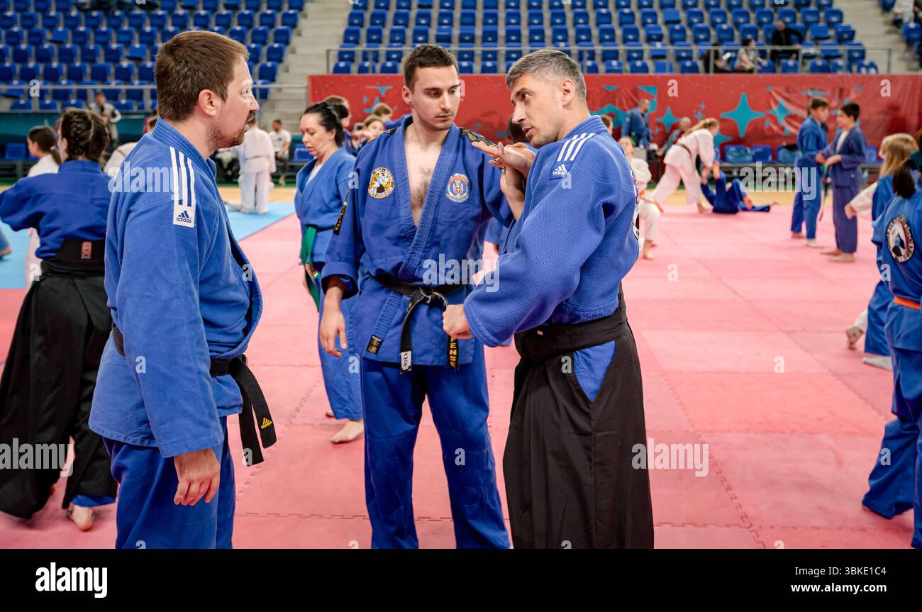 Zrenjanin, Vojvodina, Serbien - 27. April 2025: Seminar des echten Aikido-Clubs der Kampfkunst 'Real Aikido Zrenjanin 1995', Lehrer, Meister, Sensei-Show, Stockfoto