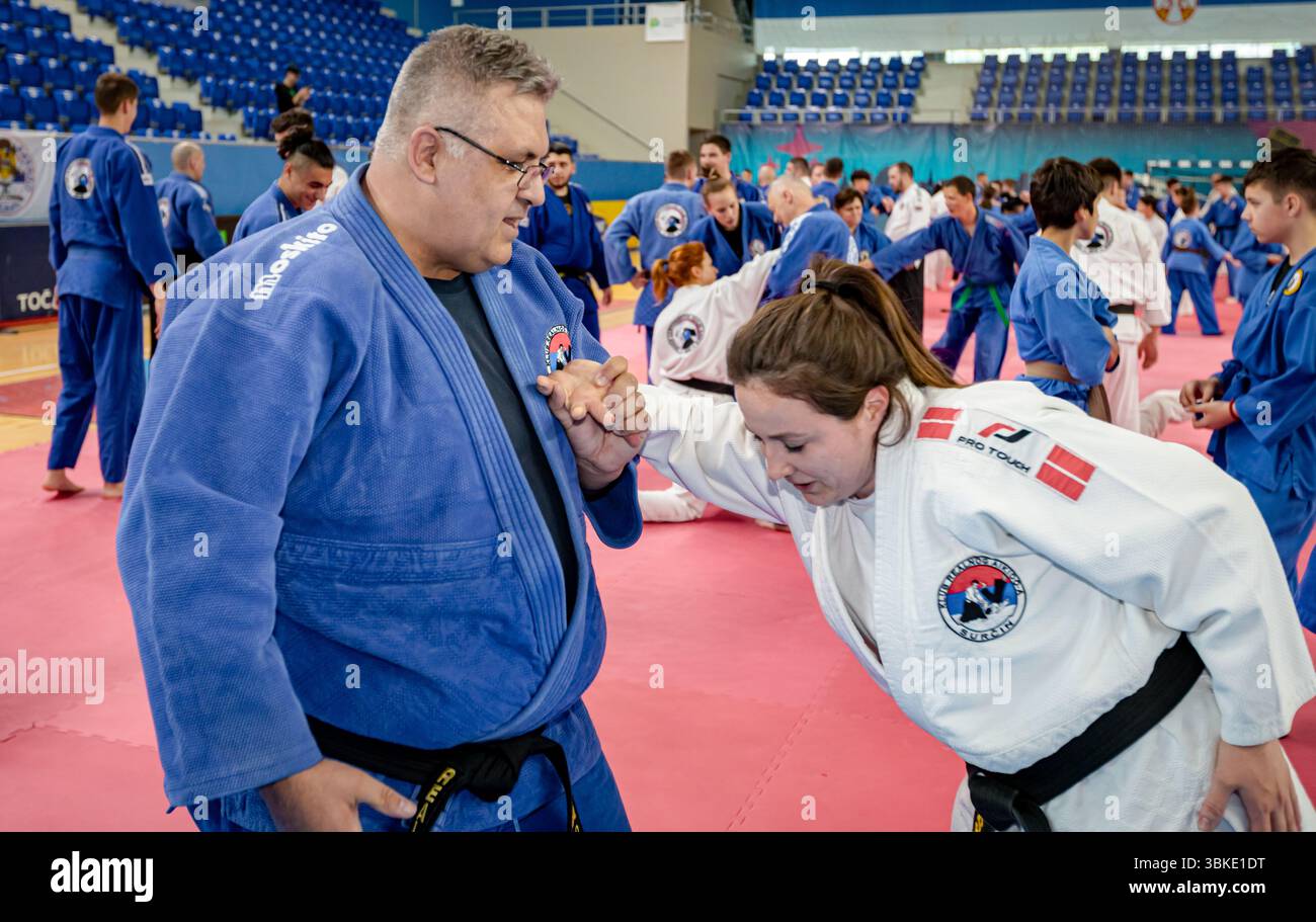 Zrenjanin, Vojvodina, Serbien - 27. April 2025: Seminar des echten Aikido im Kampfsportverein 'Real Aikido Zrenjanin 1995', Schüler lernen sich selbst. Stockfoto