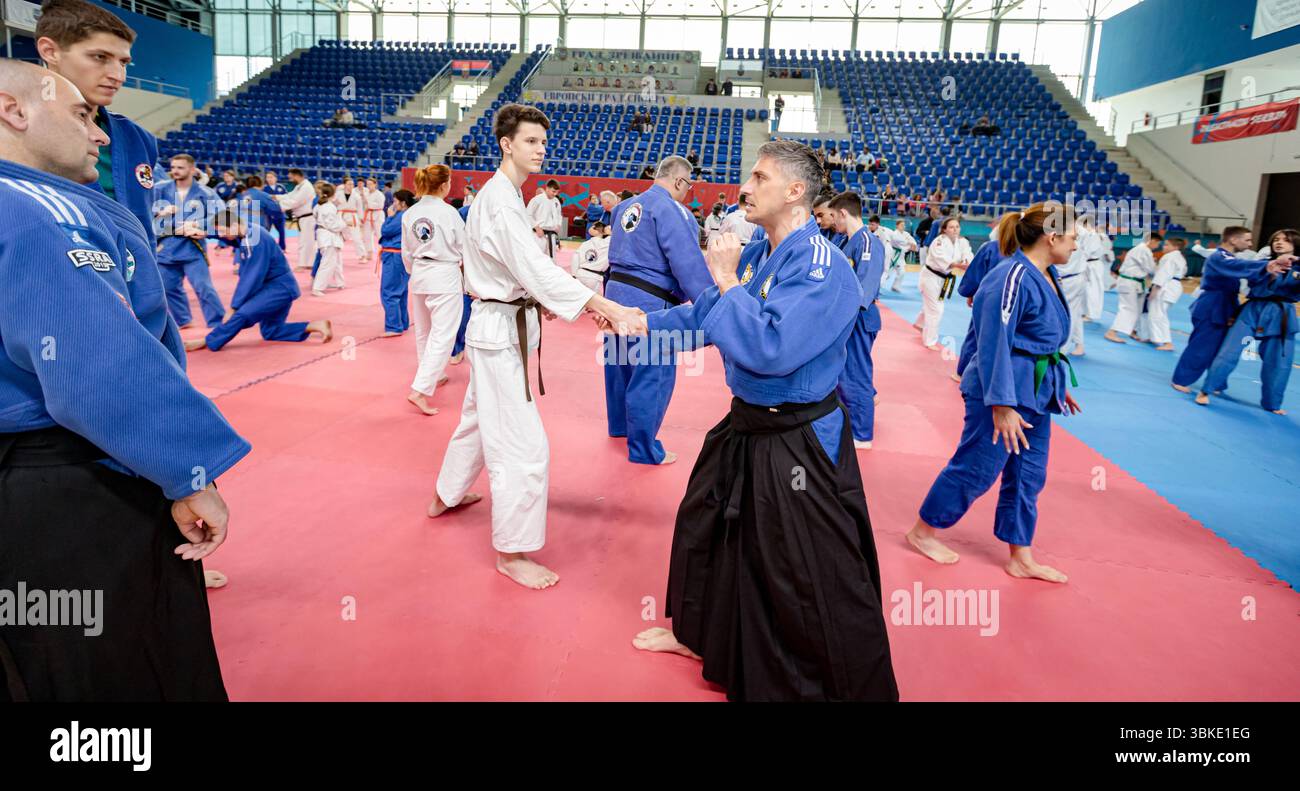 Zrenjanin, Vojvodina, Serbien - 27. April 2025: Seminar des echten Aikido-Clubs der Kampfkunst 'Real Aikido Zrenjanin 1995', Lehrer, Meister, Sensei-Show, Stockfoto