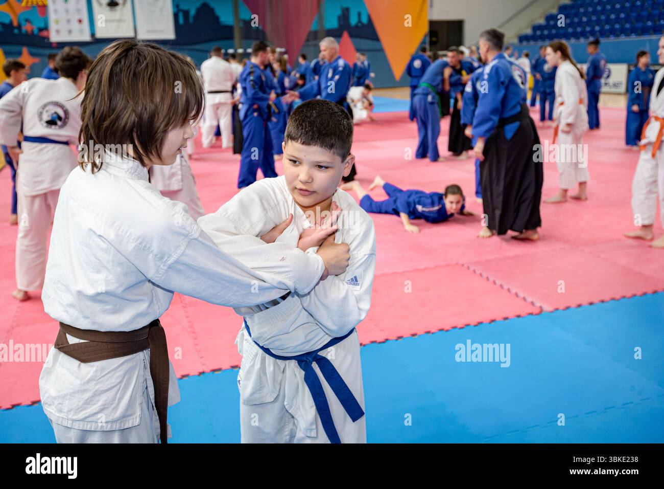 Zrenjanin, Vojvodina, Serbien - 27. April 2025: Seminar des echten Aikido im Kampfsportverein 'Real Aikido Zrenjanin 1995', Schüler lernen sich selbst. Stockfoto