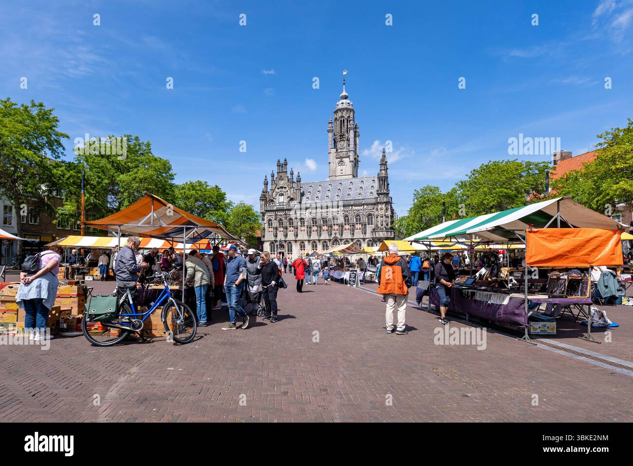 Floh- und Antiquitätenmarkt vor dem Stadhuis in Middelburg, Niederlande Stockfoto