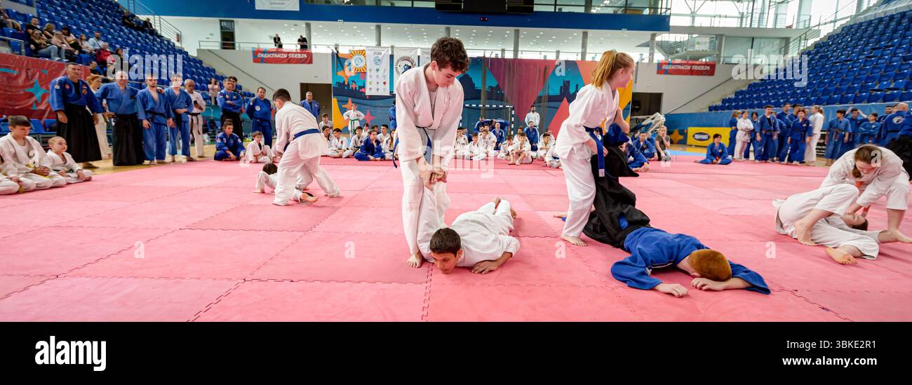 Zrenjanin, Vojvodina, Serbien - 27. April 2025: Seminar des echten Aikido im Kampfsportverein 'Real Aikido Zrenjanin 1995', Studenten werden demonstriert l Stockfoto