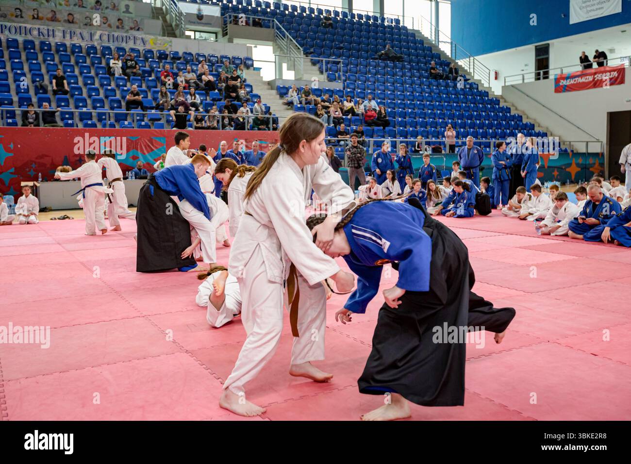 Zrenjanin, Vojvodina, Serbien - 27. April 2025: Seminar des echten Aikido im Kampfsportverein 'Real Aikido Zrenjanin 1995', Studenten werden demonstriert l Stockfoto