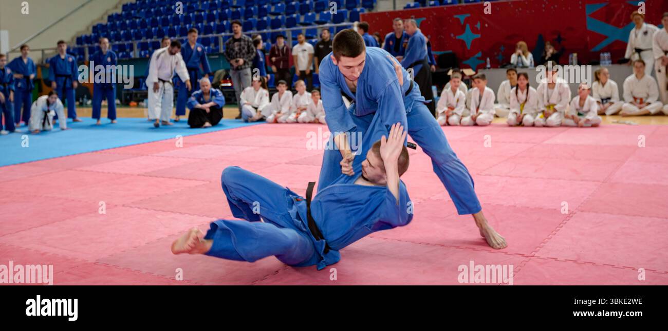 Zrenjanin, Vojvodina, Serbien - 27. April 2025: Seminar des echten Aikido im Kampfsportverein 'Real Aikido Zrenjanin 1995', Studenten werden demonstriert l Stockfoto
