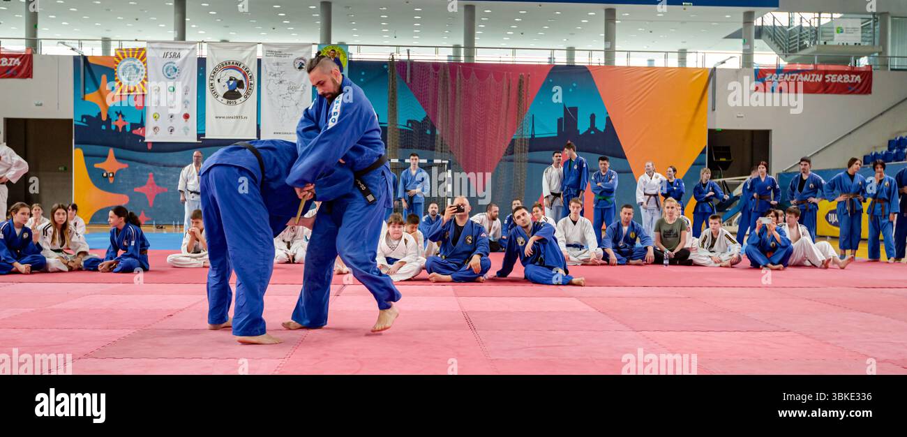 Zrenjanin, Vojvodina, Serbien - 27. April 2025: Seminar des echten Aikido im Kampfsportverein 'Real Aikido Zrenjanin 1995', Studenten werden demonstriert l Stockfoto