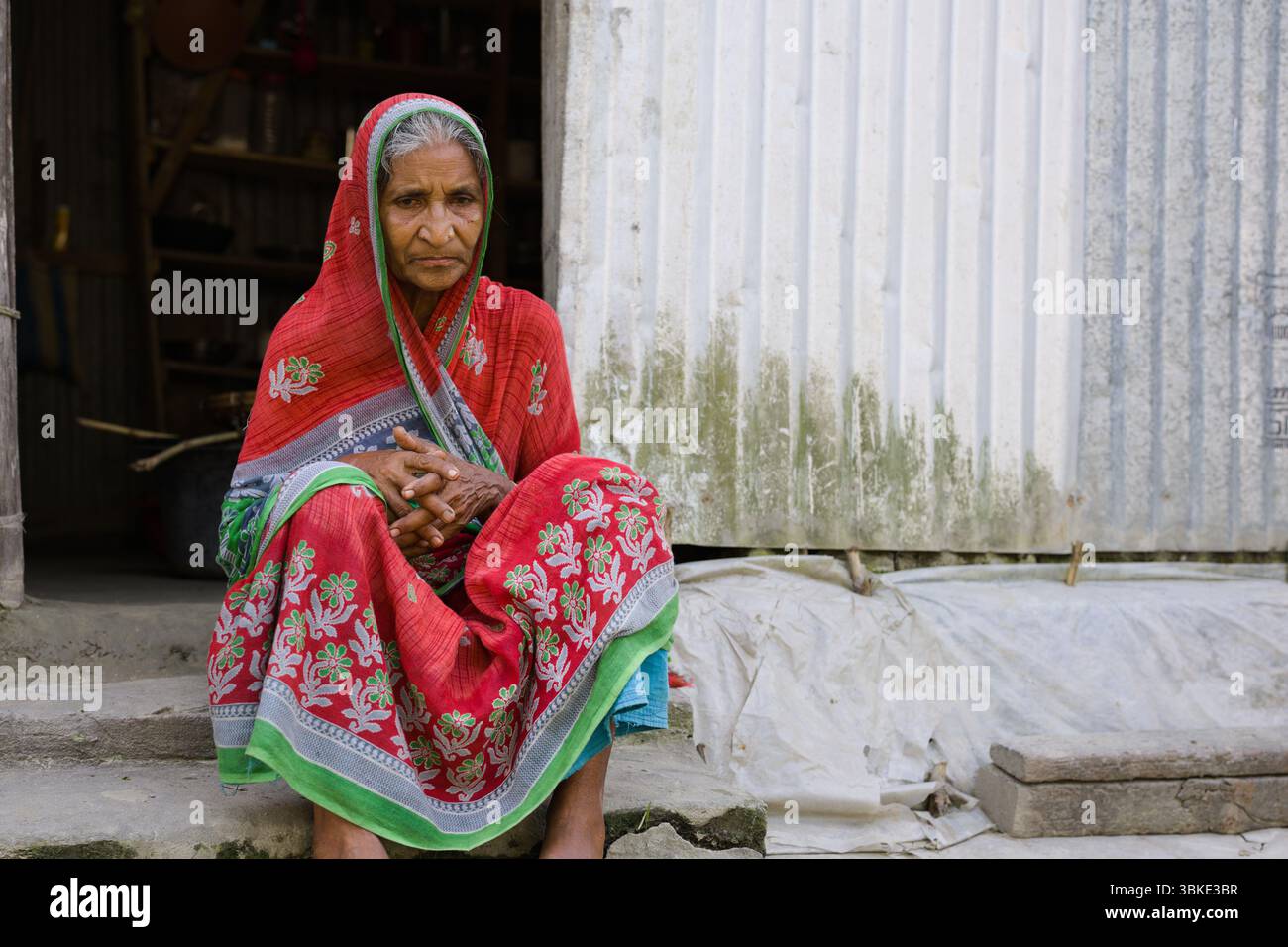 Hazera Khatun, ein 60-jähriger Bewohner von Barpeta, wurde von der Assam-Regierung zurück nach Bnagladesh gedrängt Stockfoto
