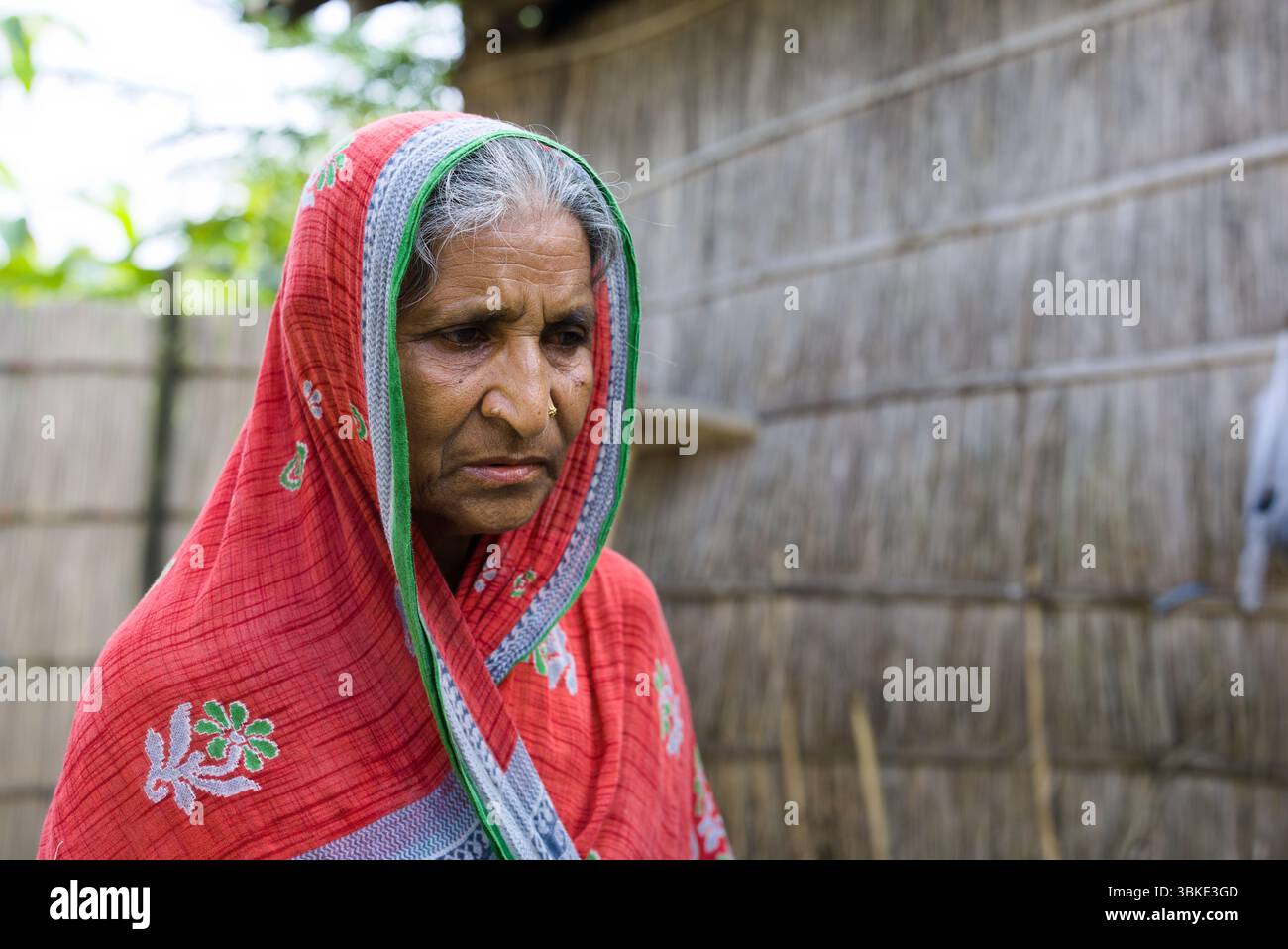Hazera Khatun, ein 60-jähriger Bewohner von Barpeta, wurde von der Assam-Regierung zurück nach Bnagladesh gedrängt Stockfoto