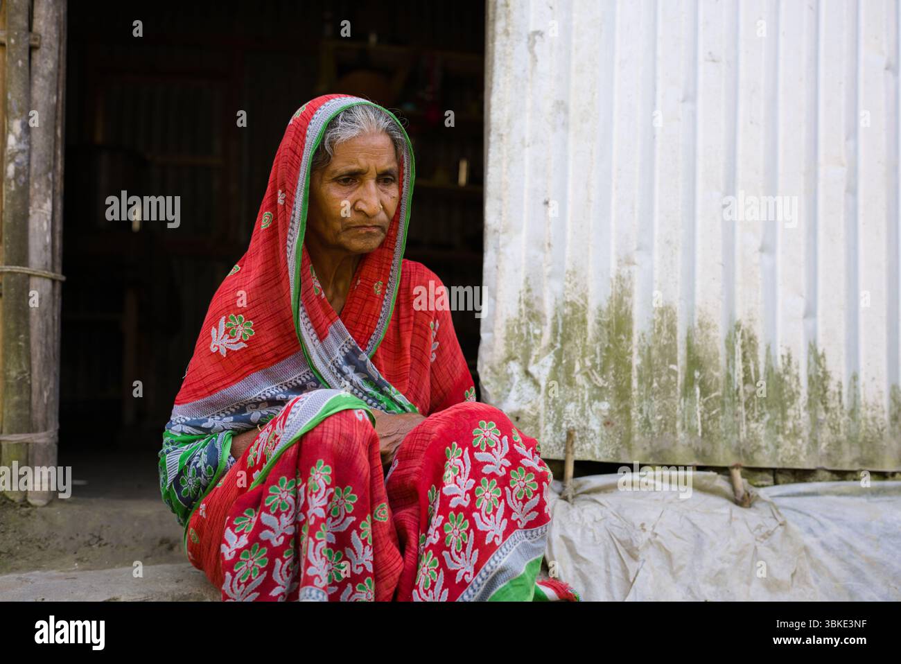 Hazera Khatun, ein 60-jähriger Bewohner von Barpeta, wurde von der Assam-Regierung zurück nach Bnagladesh gedrängt Stockfoto