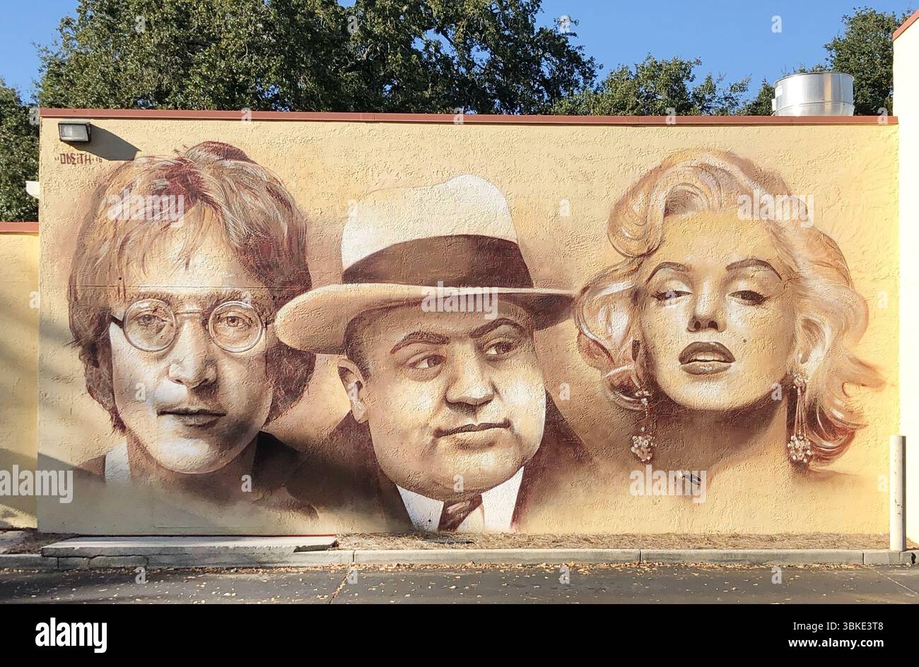 Wandgemälde in Mount Pleasant, South Carolina, mit John Lennon, Al Capone und Marilyn Monroe in Sepia-Tönen an einer Stuckwand. Stockfoto