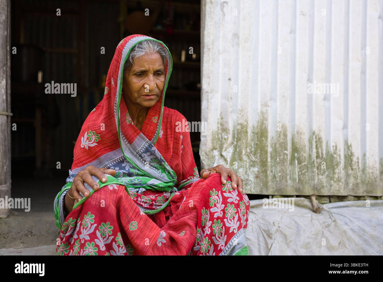 Hazera Khatun, ein 60-jähriger Bewohner von Barpeta, wurde von der Assam-Regierung zurück nach Bnagladesh gedrängt Stockfoto