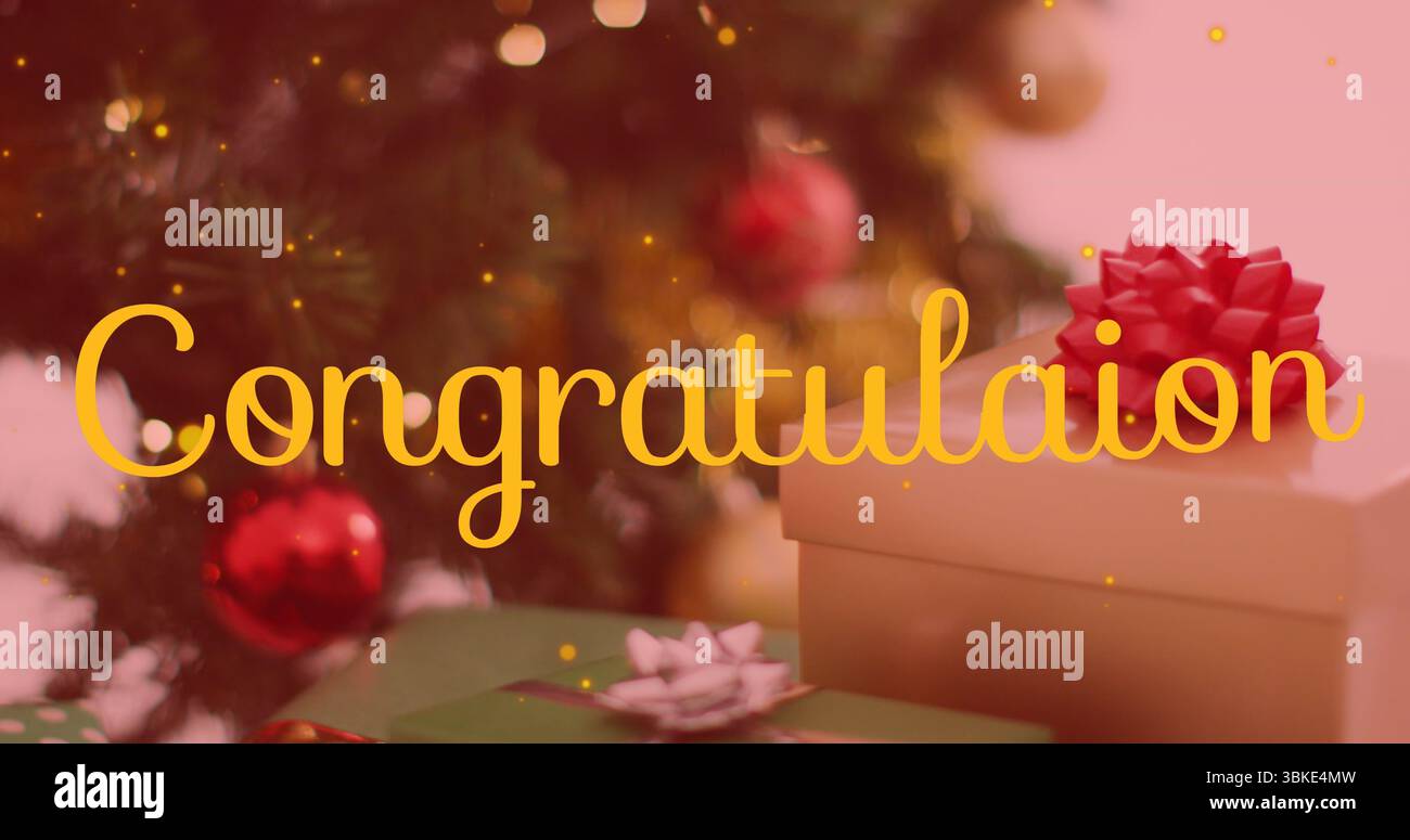 Stapel Geschenkkartons auf dem Tisch im festlichen Raum, mit Weihnachtsbaum, Konfetti, Kopierraum Stockfoto