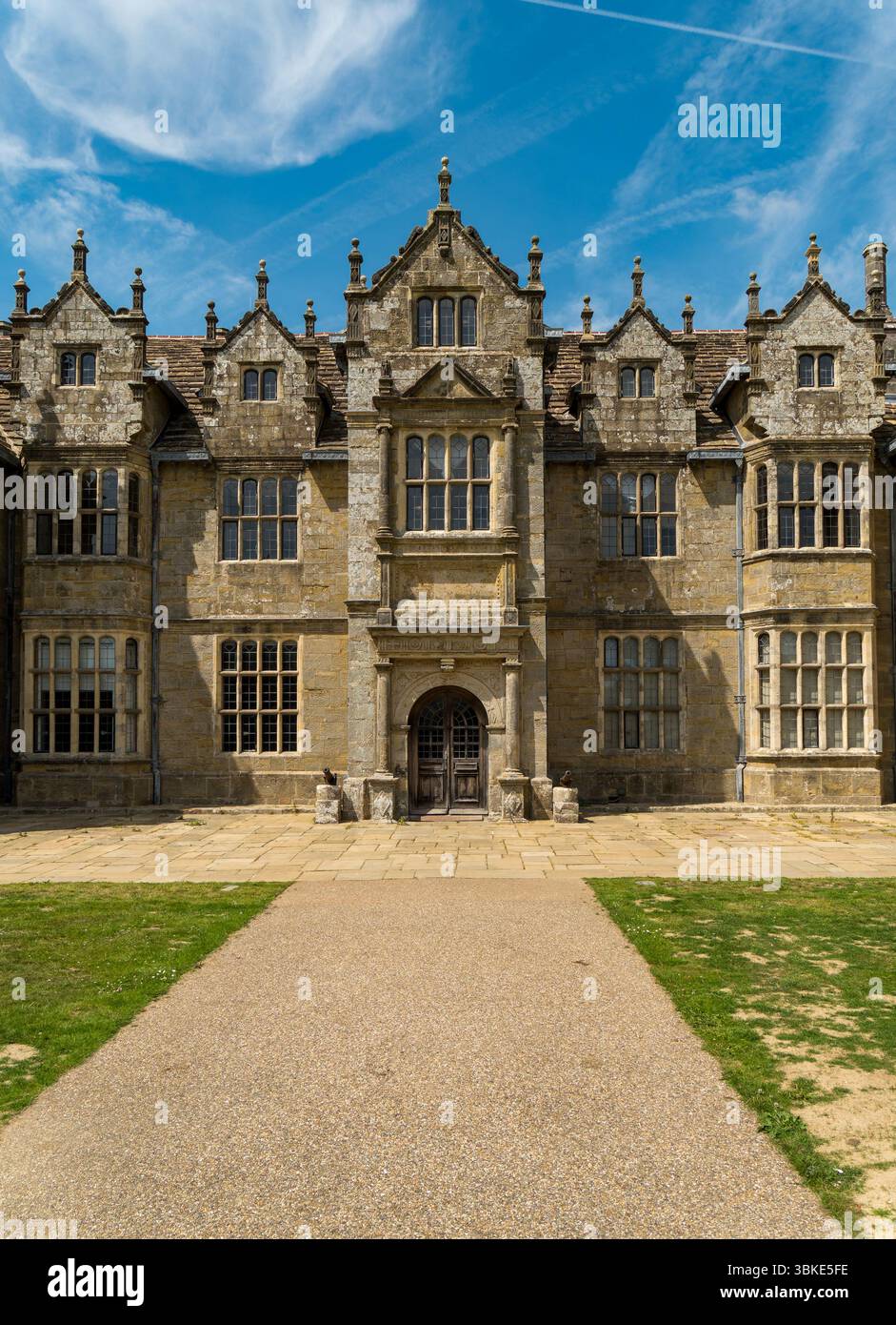 RHS Wakehurst Place House, West Sussex, England, Großbritannien an einem sonnigen Tag mit blauem Himmel im Juni. Stockfoto
